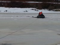 В Твери сотрудники МЧС России спасли рыбака, который провалился под лед - Новости ТИА