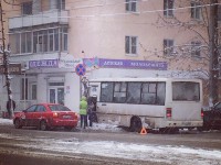 В Твери столкнулись маршрутка и легковой автомобиль - Новости ТИА