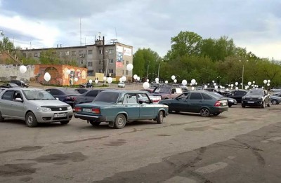 В Бежецке автомобилисты провели флешмоб в память о погибшем в ДТП водителе  - Новости ТИА