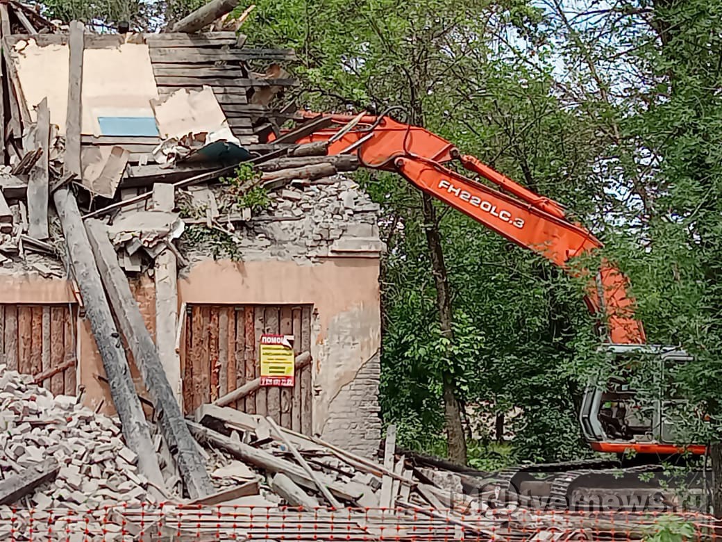 В Твери приступили к сносу аварийного здания бывшей школы№5 | 09.07.2022 |  Тверь - БезФормата