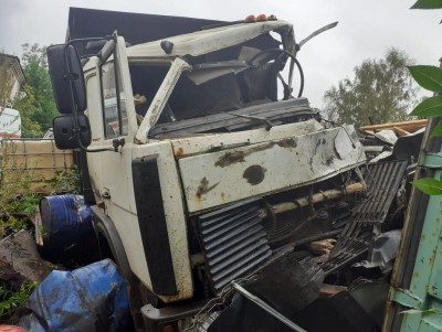 Во Ржеве пьяный водитель грузовика устроил ДТП и разнёс фабричные сараи - Новости ТИА