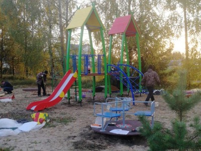 В тверской деревне вместо аварийной детской площадки поставили новую - Новости ТИА
