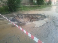 В сети появилось видео, как внедорожник попал в яму с кипятком в Твери - Новости ТИА