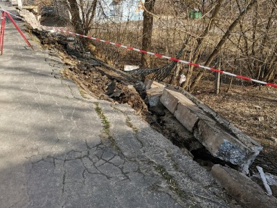 На набережной Афанасия Никитина в Твери обвалилось ограждение тротуара - новости ТИА