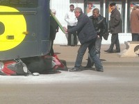 В Твери водитель скутера "влетел" в стоящий на остановке автобус - Новости ТИА