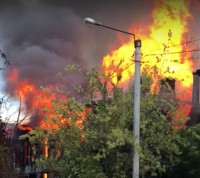 Страшный пожар в Кимрах: огненная стихия уничтожила один двухэтажный дом и перекинулась на соседний с магазинами и офисами - Новости ТИА