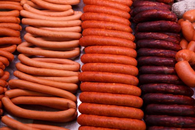 Мясопереработчики добиваются повышения цен на колбасу и сосиски - новости ТИА