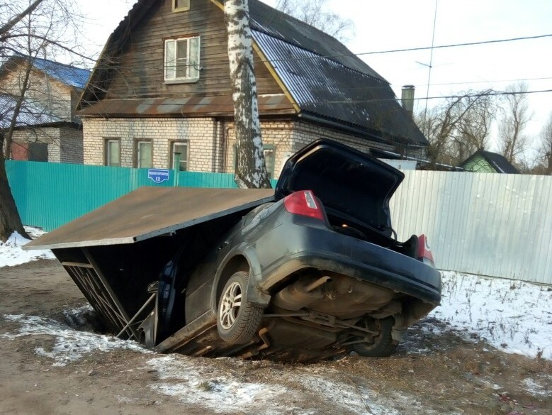 машина съехала в канаву