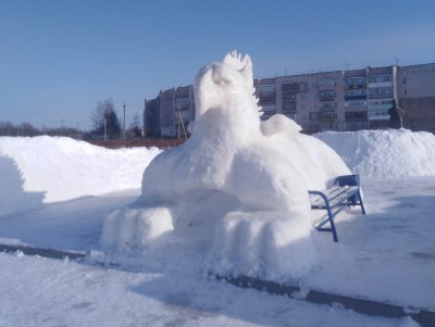 Город Калязин украсил необычный снеговик в виде Грифона - новости ТИА