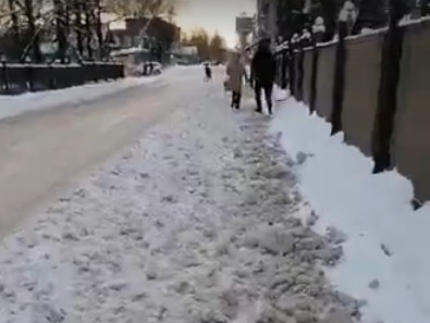 В Тверской области снег с дороги скинули на тротуар - новости ТИА