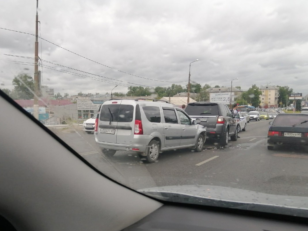 Пробки тверь сейчас. Пробка из авто. Авария на Борском мосту. Авария на коммунальном мосту.