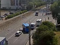 Камера наблюдения сняла тройное ДТП с пассажирским автобусом в Твери - Новости ТИА