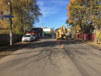 В Твери две легковушки не разъехались на перекрестке, в итоге одна из них влетела в ковш экскаватора - Новости ТИА