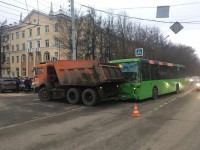 В Твери столкнулись пассажирский автобус и Камаз - новости ТИА