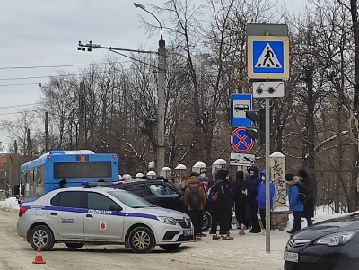 В Твери автомобиль после столкновения с автобусом въехал в людей - Новости ТИА