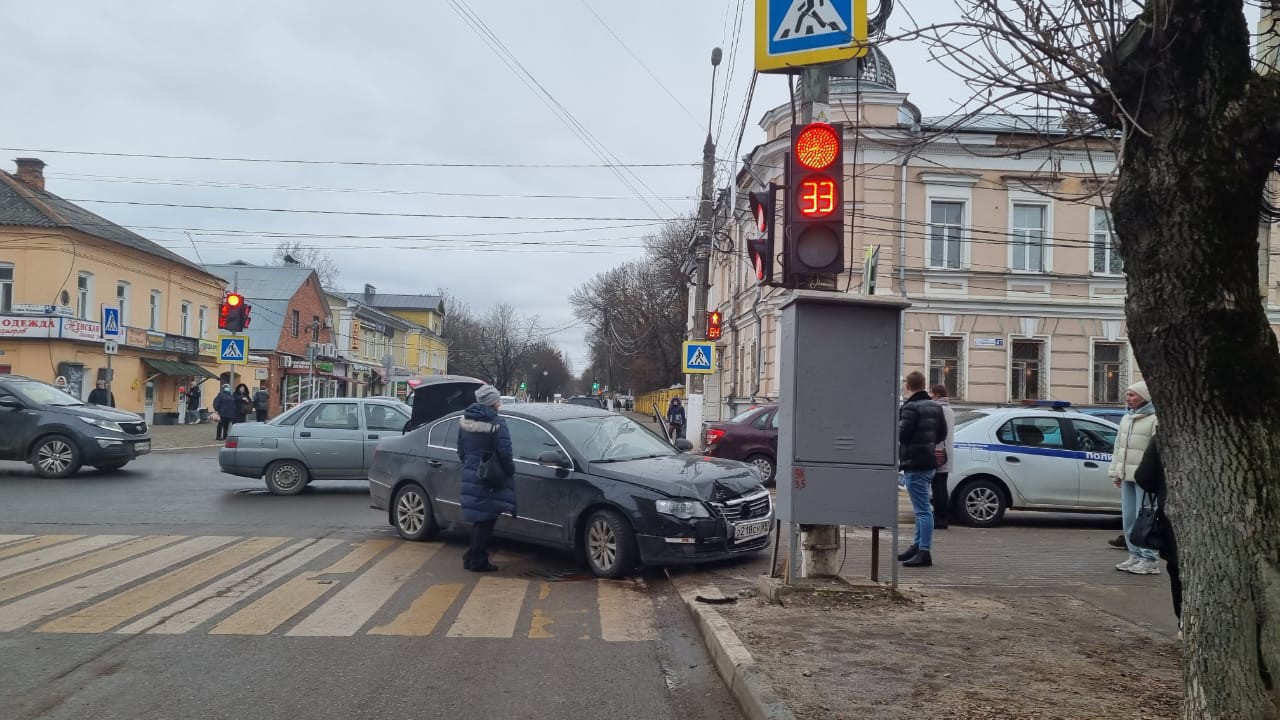 В Твери автомобиль сбил женщину на тротуаре и врезался в столб | 15.11.2021  | Тверь - БезФормата