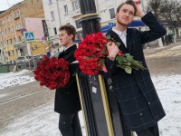 В Твери шоу "Холостяк" накануне премьеры раздавало тверичанкам розы - новости ТИА