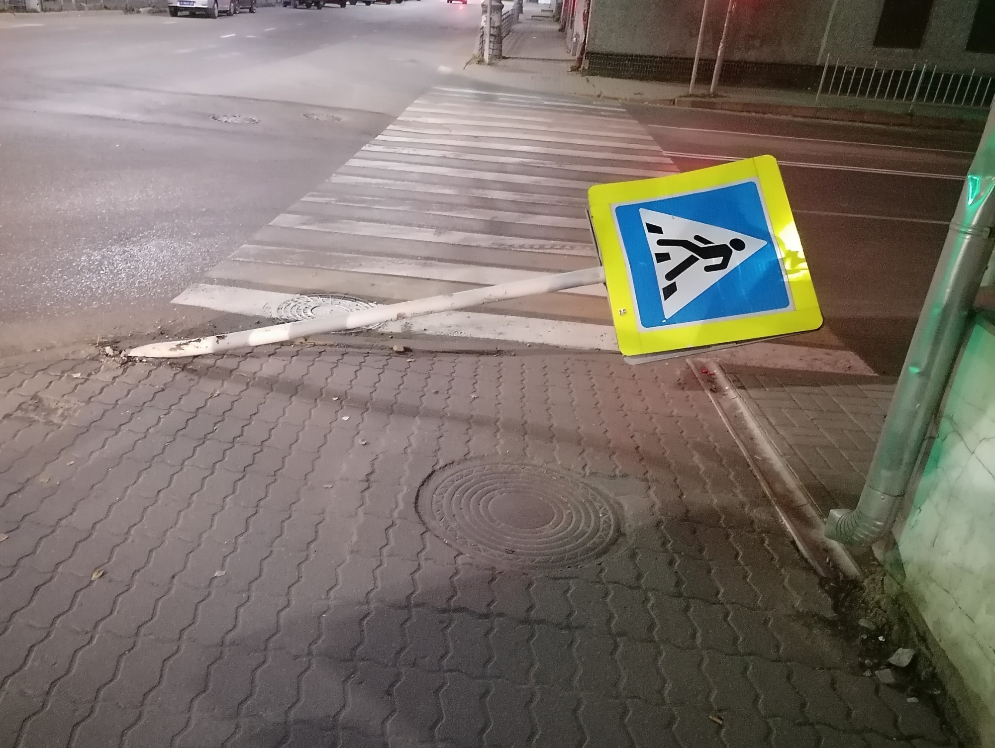 Сбитый дорожный знак. Наезд на пешехода знак. Знак сбивания пешехода. Дорожный знак упал.