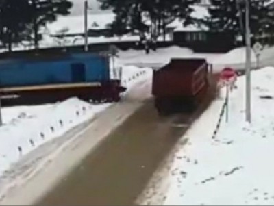 Столкновение поезда и грузовика под Тверью попало на видео - Новости ТИА