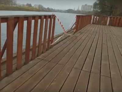 В Твери вандалы сломали перила на пристани в парке Победы - Новости ТИА