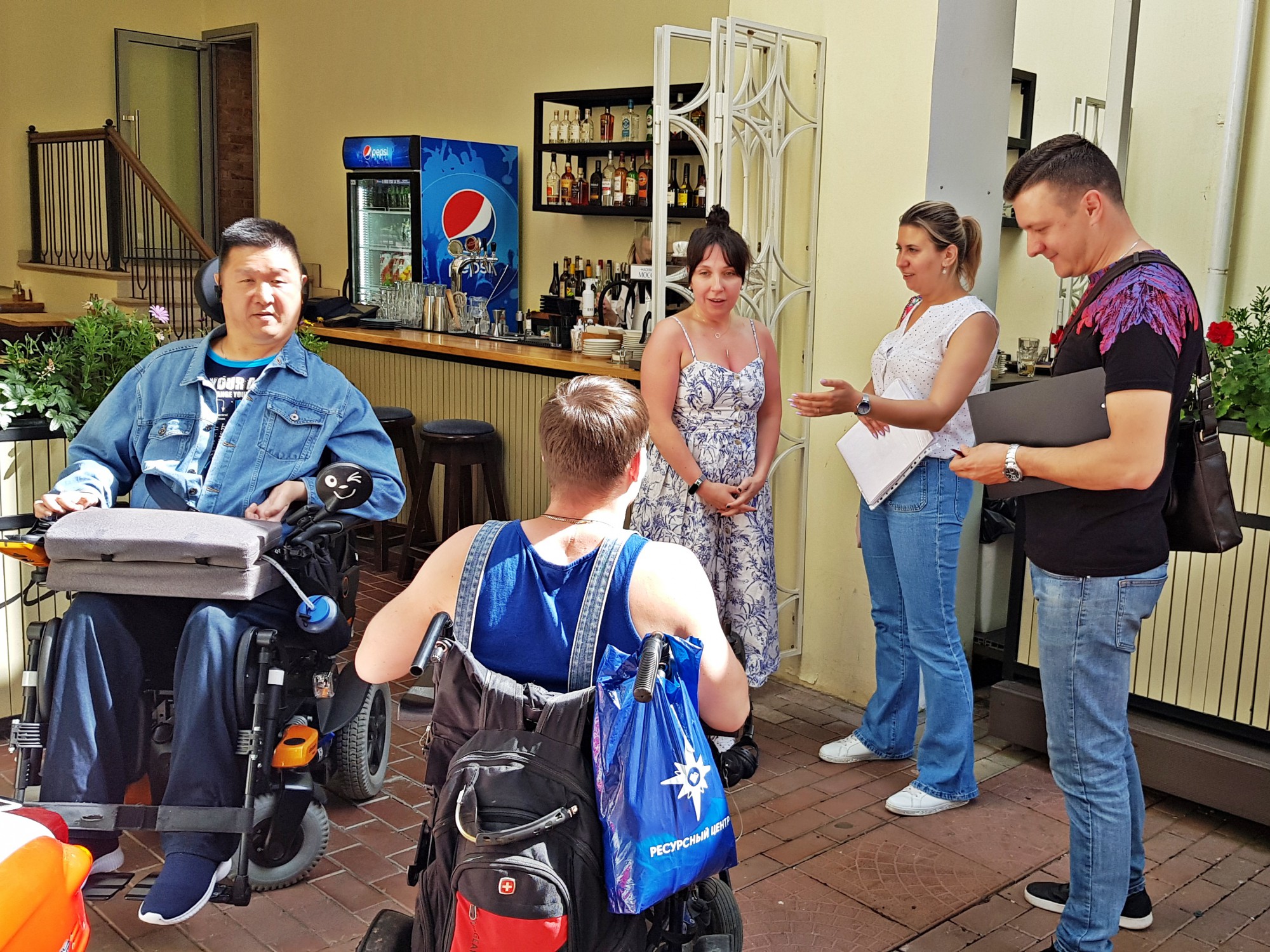 Последние новости общество. Инвалид. Кафе для людей с ограниченными возможностями. Коляска для инвалидов. Группы инвалидов.