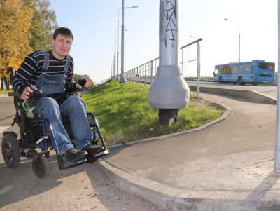 Инвалид-колясочник проверил доступность среды на Крупском мосту  - новости ТИА
