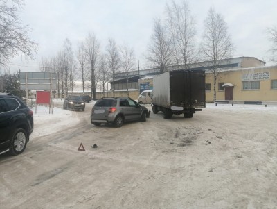 В Твери в столкновении фургона и легковушки пострадали оба водителя - Новости ТИА