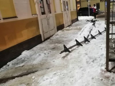  В Тверской области металлическая конструкция со льдом упала на девушку - Новости ТИА