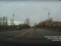 В Твери на мосту внедорожник протаранил ограждение - Новости ТИА