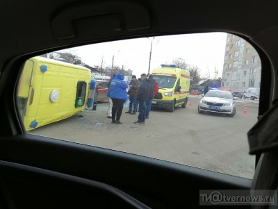 На видео попал момент аварии с перевернувшейся скорой в Твери - Новости ТИА