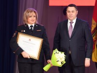 Губернатор вручил сотрудникам органов внутренних дел награды в честь профессионального праздника - Новости ТИА