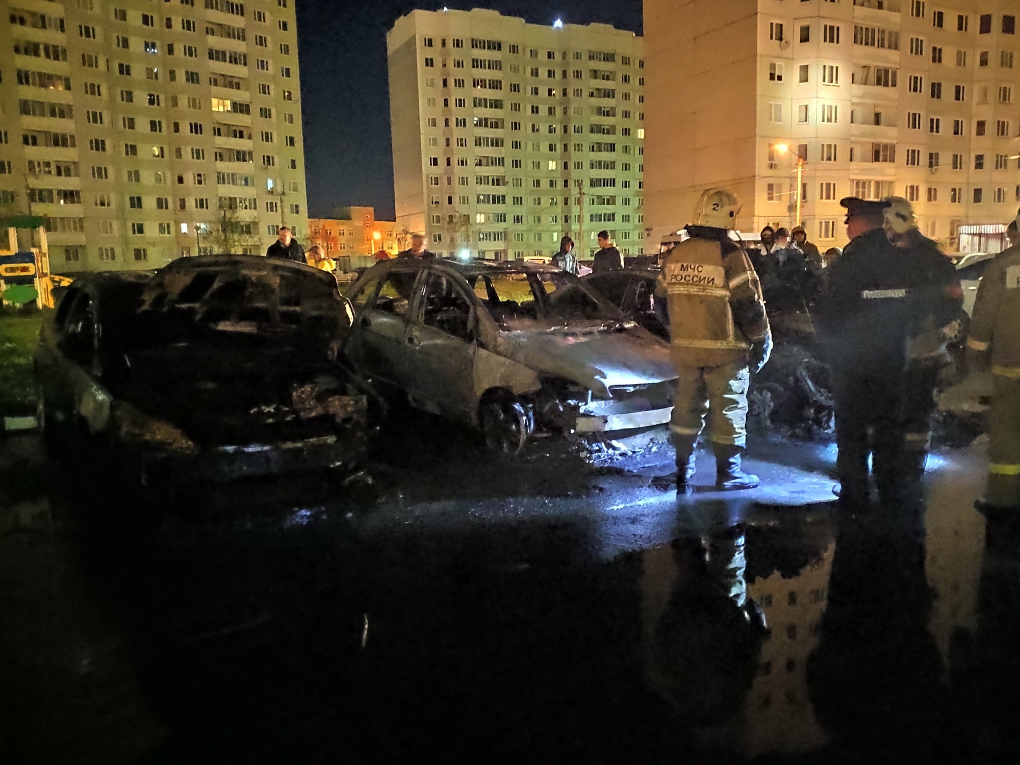 В Твери ночью сгорели три машины | 10.05.2020 | Тверь - БезФормата