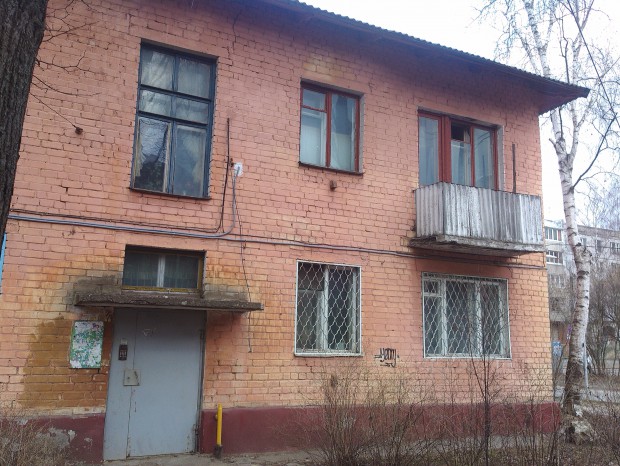 Форточка квартиры открыта, но оттуда не доносится ни звука. Форточка квартиры открыта, но оттуда не доносится ни звука.
