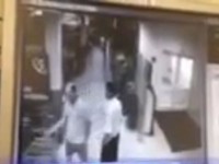 В Тверской области покупатель подрался с охранником, который не дал ему украсть бутылку виски - Новости ТИА
