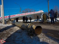 В Вышнем Волочке фуры всё-таки добили пресловутую стойку ограничения по высоте - Новости ТИА