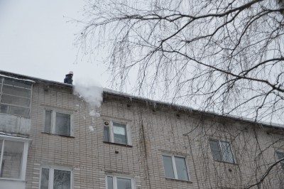  Во всех районах Твери усилены работы по очистке кровель от снега и сосулек  - Новости ТИА