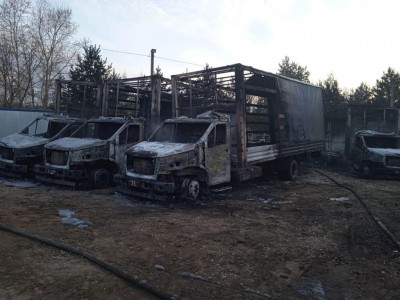 По уточнённым данным на пожаре в Твери сгорели и повреждены 38 грузовиков - Новости ТИА
