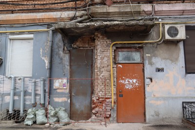 В центре Твери обрушается фасад жилого дома  - Новости ТИА