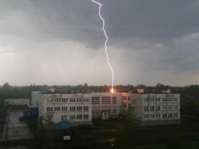 Житель Тверской области случайно снял, как молния ударила в школу - Новости ТИА