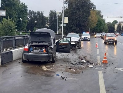 В Твери на мосту столкнулись два автомобиля - новости ТИА