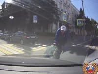 В центре Твери велосипедист въехал в иномарку - Новости ТИА