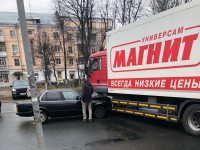 В Твери иномарка врезалась в грузовик  - новости ТИА