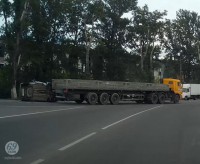 В Твери легковушка врезалась в грузовик и перевернулась на бок - Новости ТИА