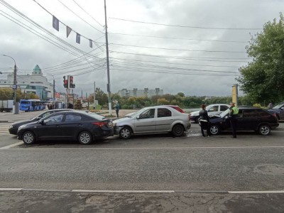 В Твери столкнулись три автомобиля, виновник аварии сбежал - новости ТИА