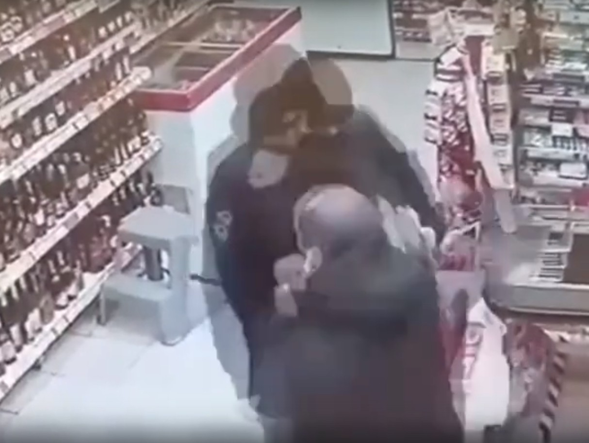 Фотофакты. Двое парней в масках ограбили продуктовый магазин в Новоалтайске