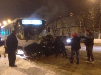 В Твери лоб в лоб столкнулись ВАЗ-2114 и рейсовый автобус. Два человека погибли - Новости ТИА
