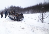 В Тверской области женщина попала в ДТП и сильно замерзла. Несчастную спасали сотрудники МЧС - Новости ТИА