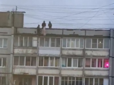 В Твери подростки прыгали с крыши девятиэтажки на козырек балкона - Новости ТИА