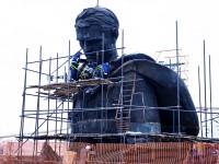 Во Ржеве приступили к сборке 25-метровой бронзовой скульптуры солдата - новости ТИА
