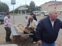 В Твери на остановке "Вагонный завод" торговали колбасой без документов - Новости ТИА